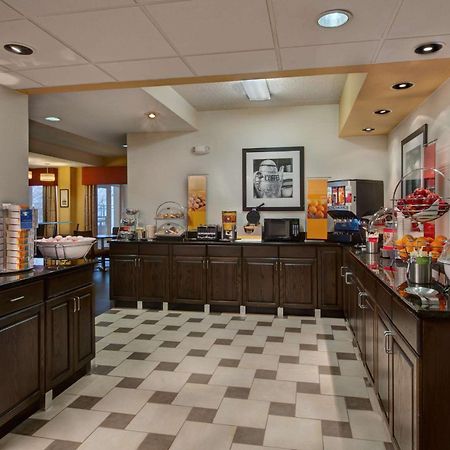 Hampton Inn Milwaukee Northwest Eksteriør billede